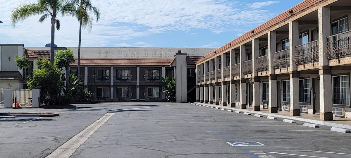 Queens Inn Anaheim near The Park & Convention Center
