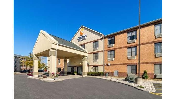 Comfort Inn & Suites near Tinley Park Amphitheater