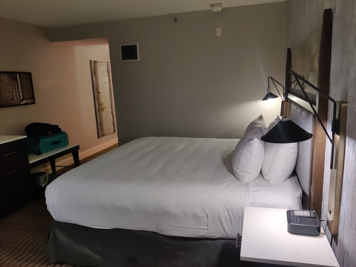 Monroe Hall: Guest Rooms at Virginia Crossings