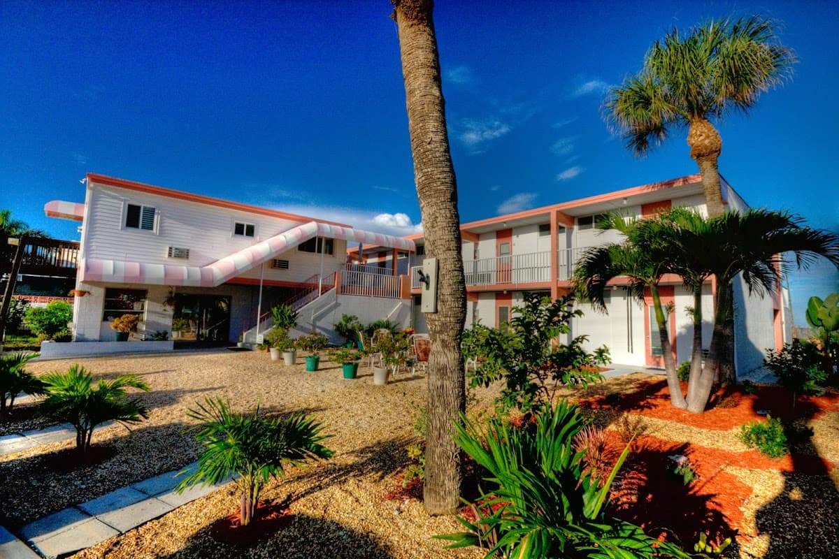 Island House Apartment Motel