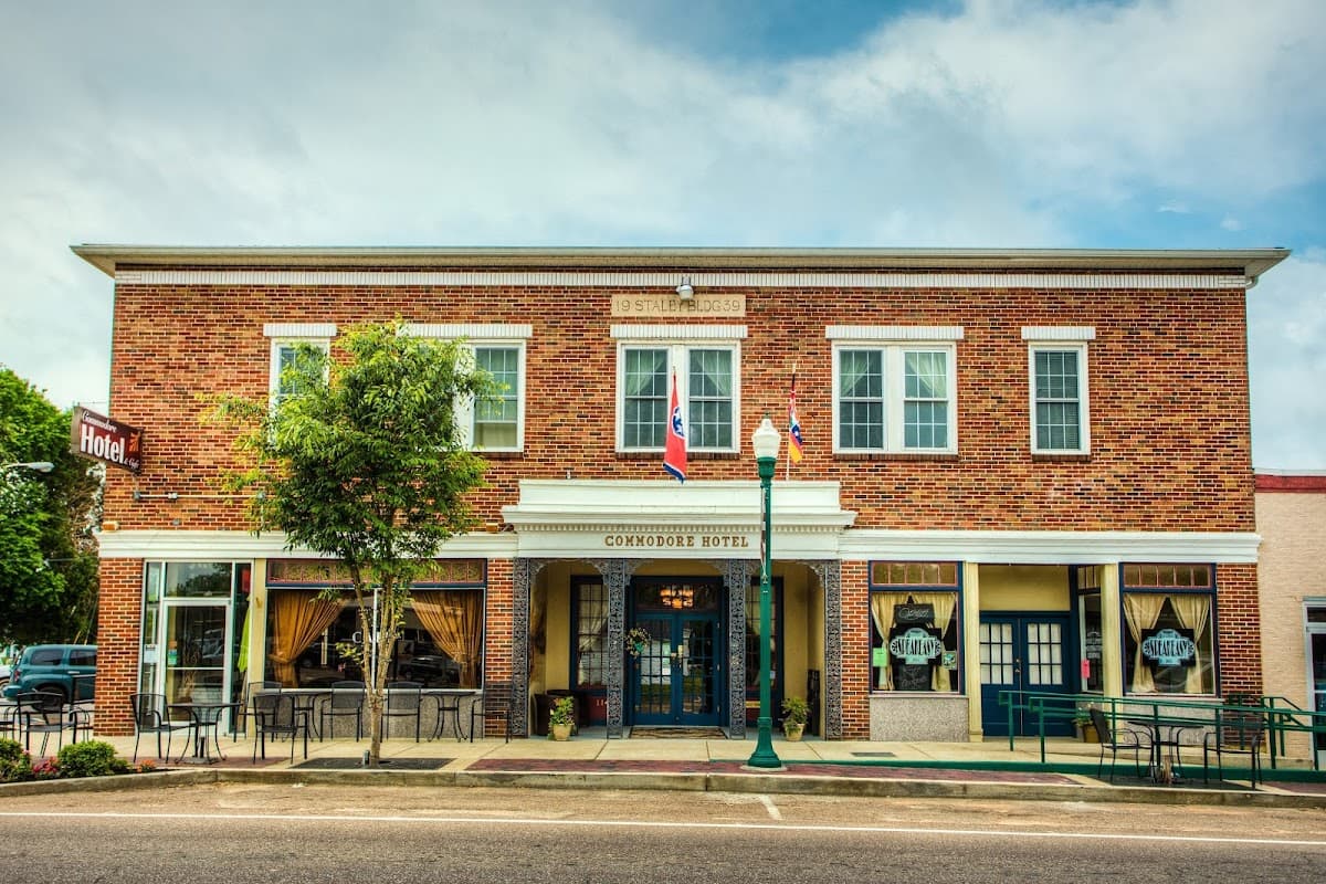 Commodore Hotel & Cafe