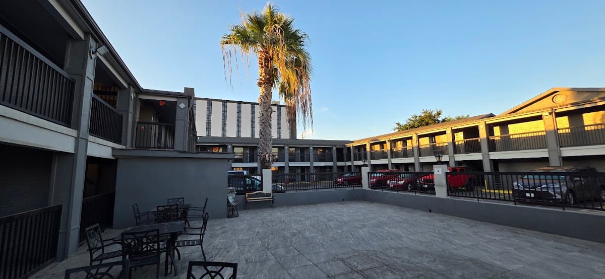 Sky-Palace Inn & Suites By Jasper Laredo