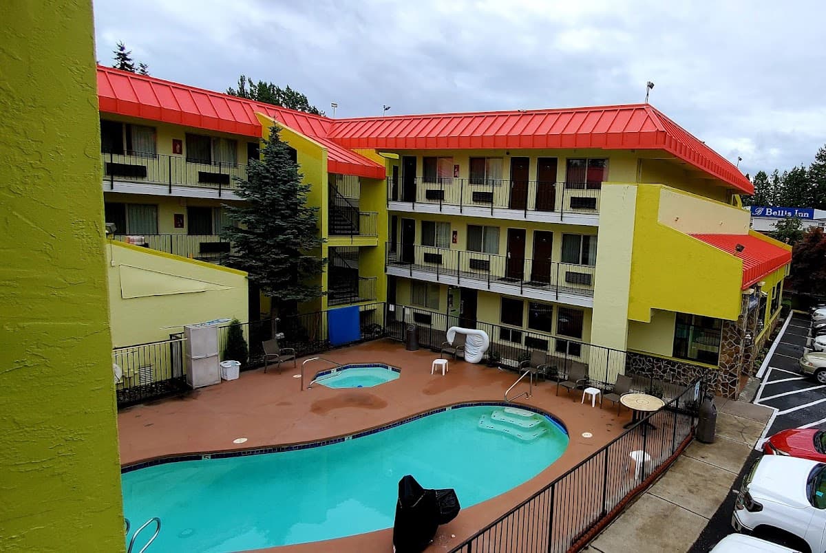 MorningGlory Inn & Suites