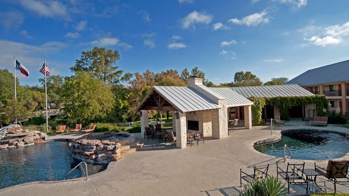 Fredericksburg Inn & Suites