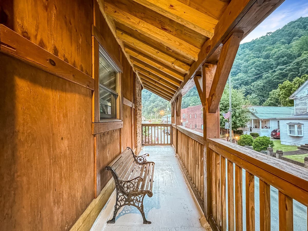 Hatfield McCoy Resort Inn, Wingo's Grill & The Real McCoy Trails