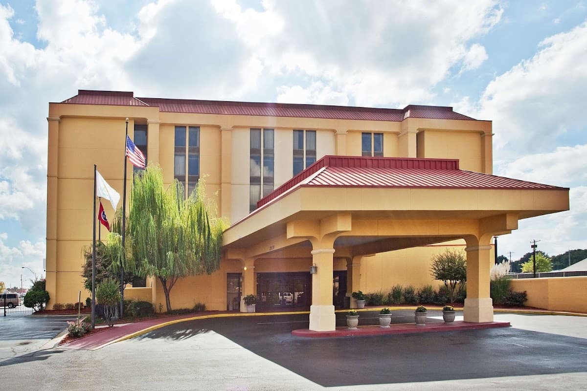 La Quinta Inn & Suites by Wyndham Memphis Airport Graceland