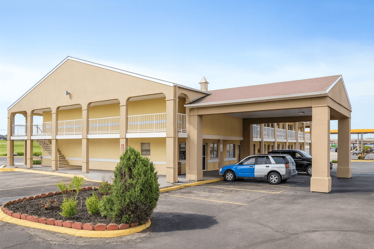 Deluxe Inn & Suites
