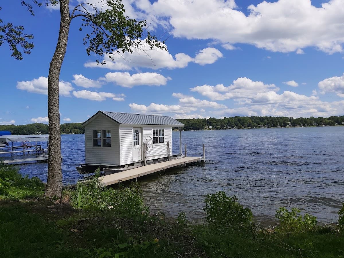 Silverlaken Estate (Vacation Rentals, Glampground & Tiny House Village)