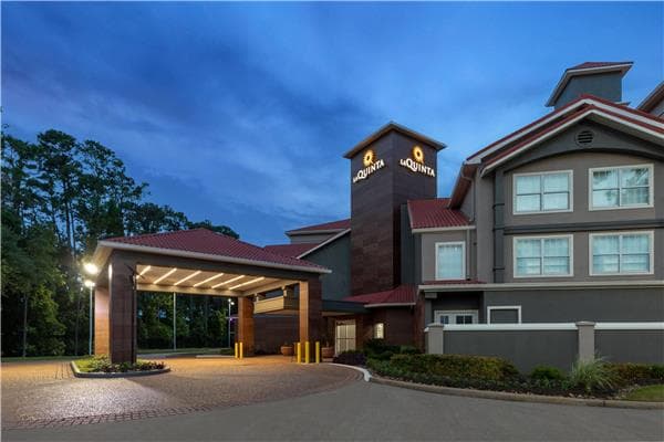 La Quinta Inn & Suites by Wyndham Houston Bush IAH South