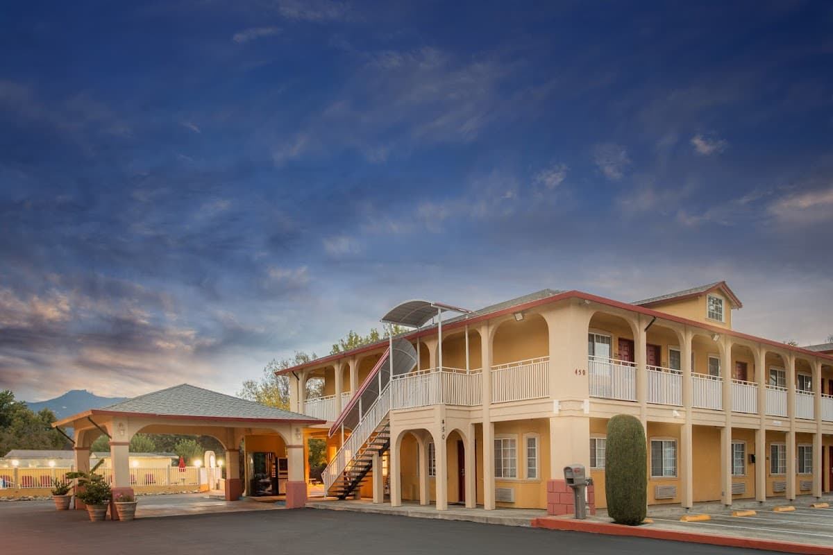 Upper Lake Inn and Suites