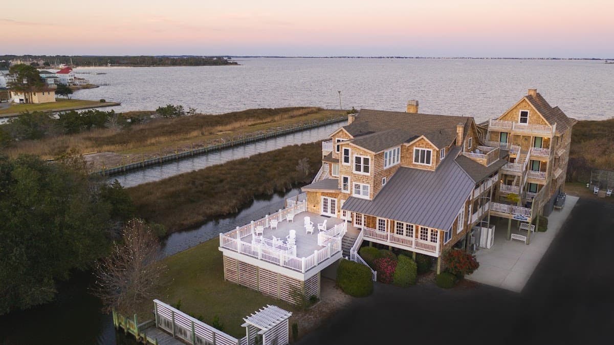 Burrus House Inn Waterfront Suites