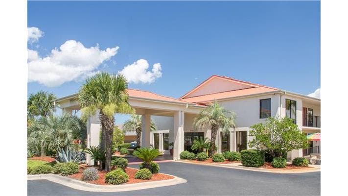 Days Inn & Suites by Wyndham Navarre - near Beaches/Hurlburt
