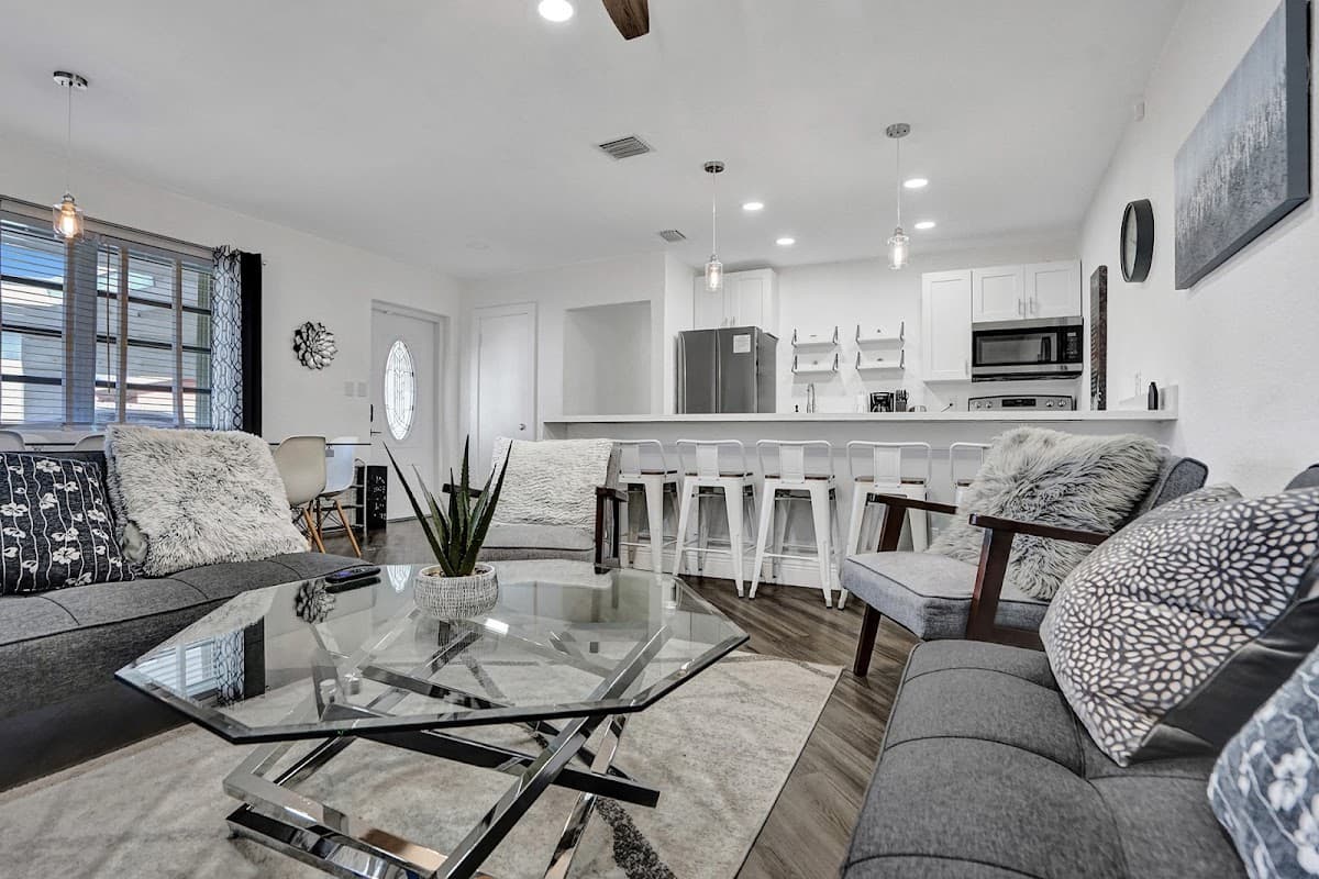 Large Luxury Home Close to the Beach - Your Home Away from Home