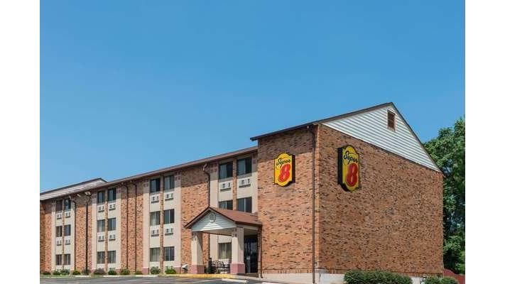 Super 8 by Wyndham St Charles