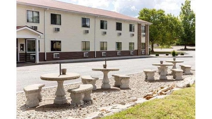Super 8 by Wyndham Radcliff Ft. Knox Area