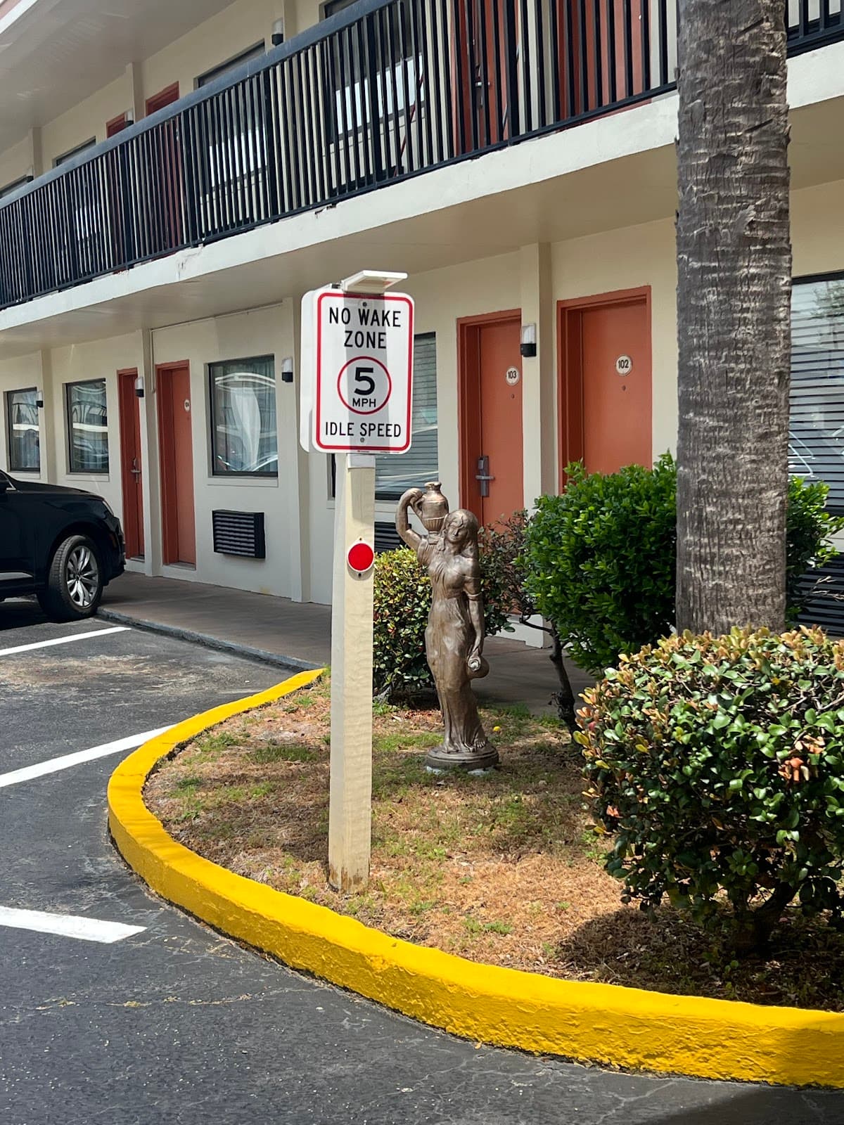 Hole Inn the Wall Hotel-Fort Walton Beach-Sunset Plaza-nearby Beaches & Hurlburt