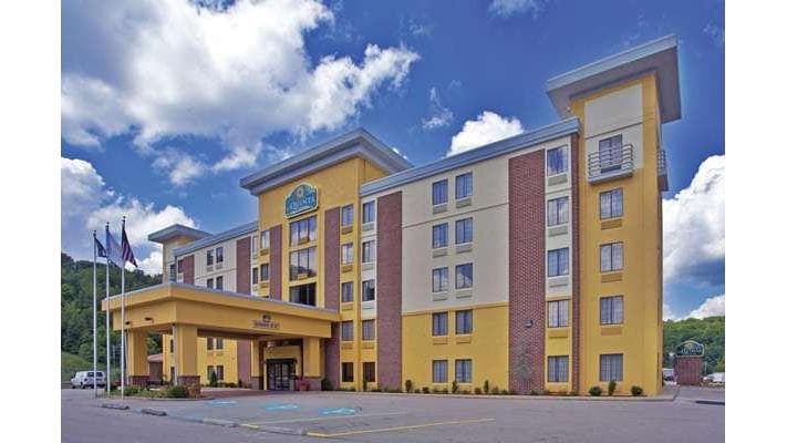 La Quinta Inn & Suites by Wyndham Elkview - Charleston NE