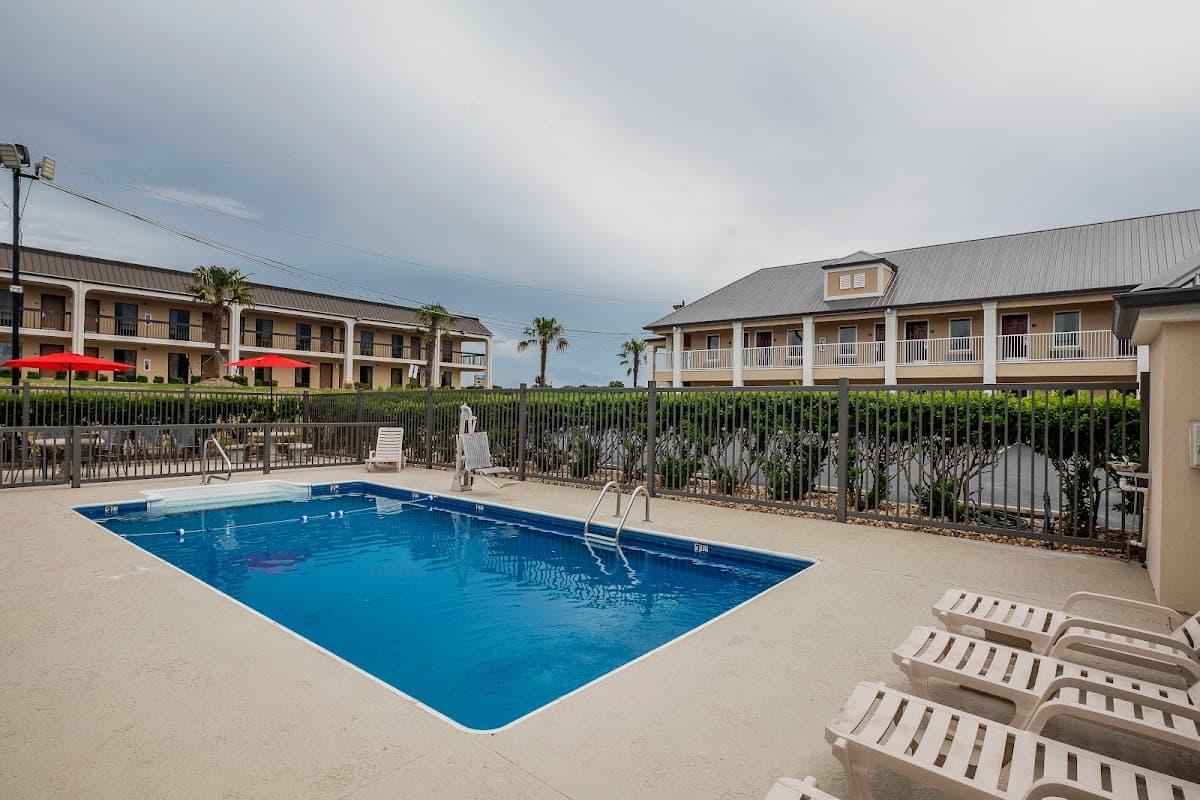 Red Roof Inn & Suites Calhoun