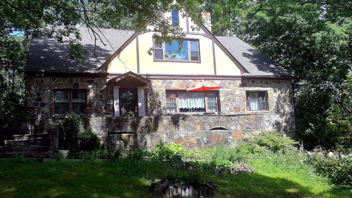 Maurrocks - A Pocono Mountain Bed & Breakfast Inn