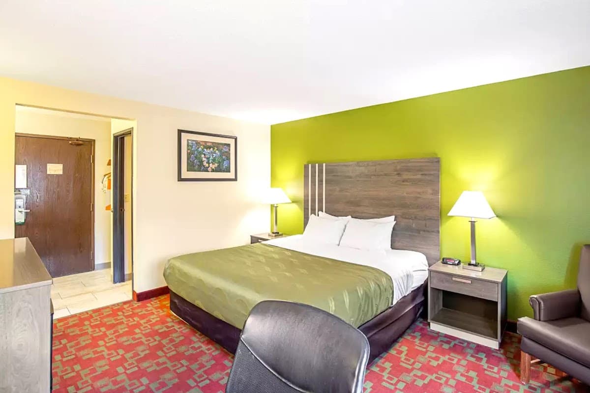 Norwood Inn & Suites Milwaukee