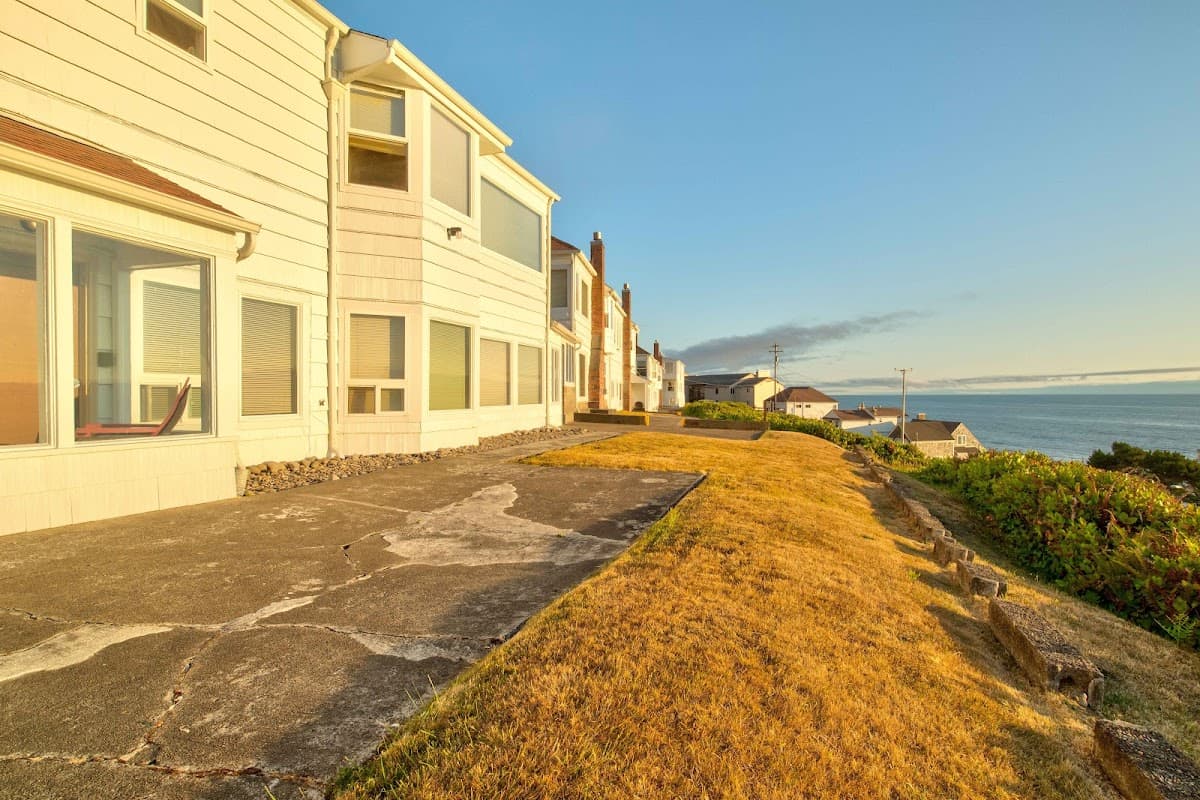 Ester Lee Oceanview Inn