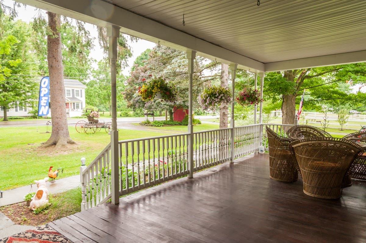 Fainting Goat Island Inn