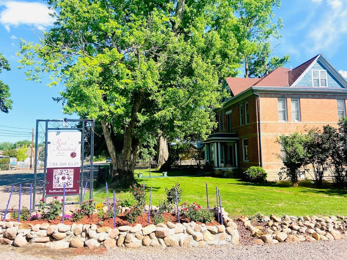 Red Rosebud Bed & Breakfast
