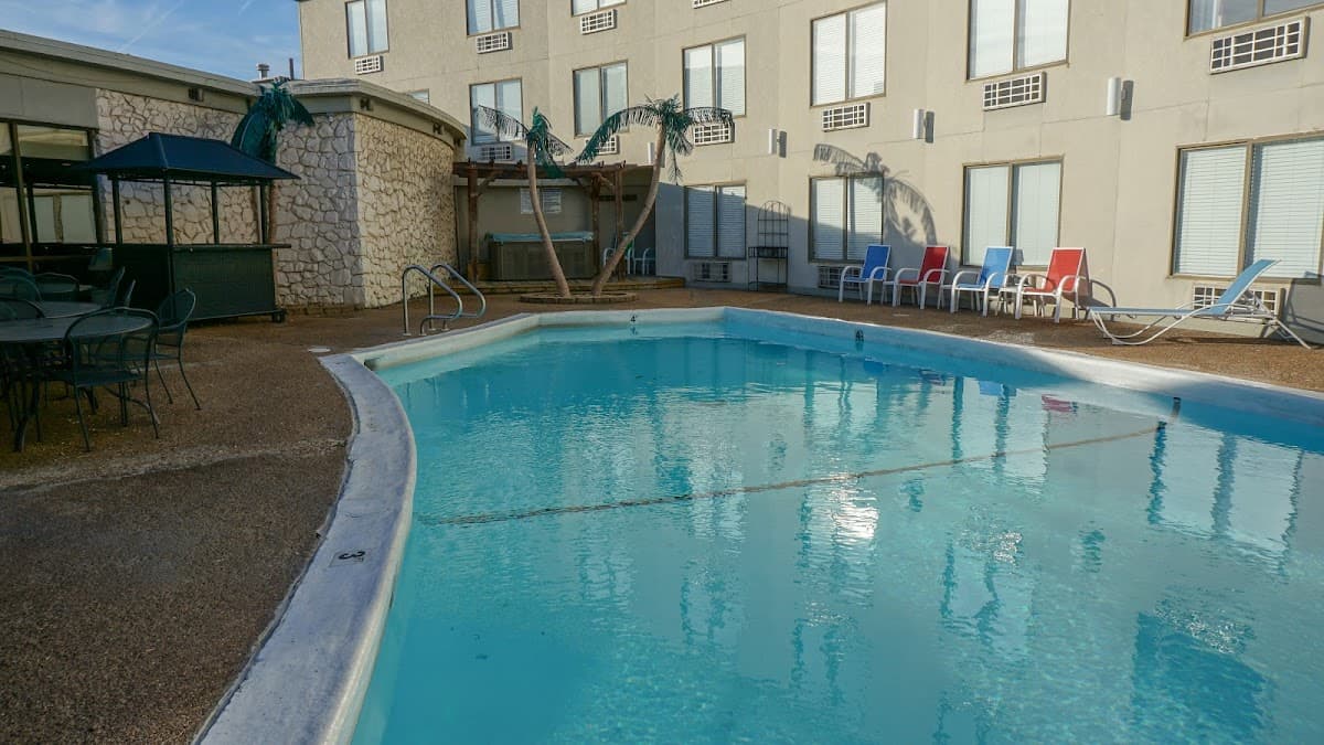 Lamplighter Inn & Suites