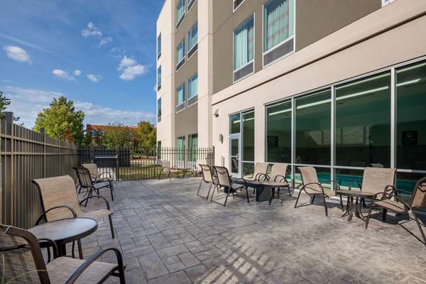La Quinta Inn & Suites by Wyndham Greensboro Arpt High Point