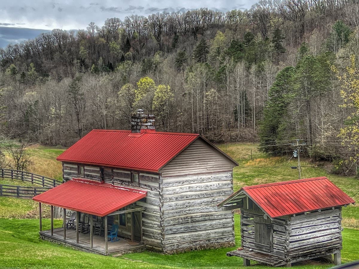 Lakes Creek Log Cabin