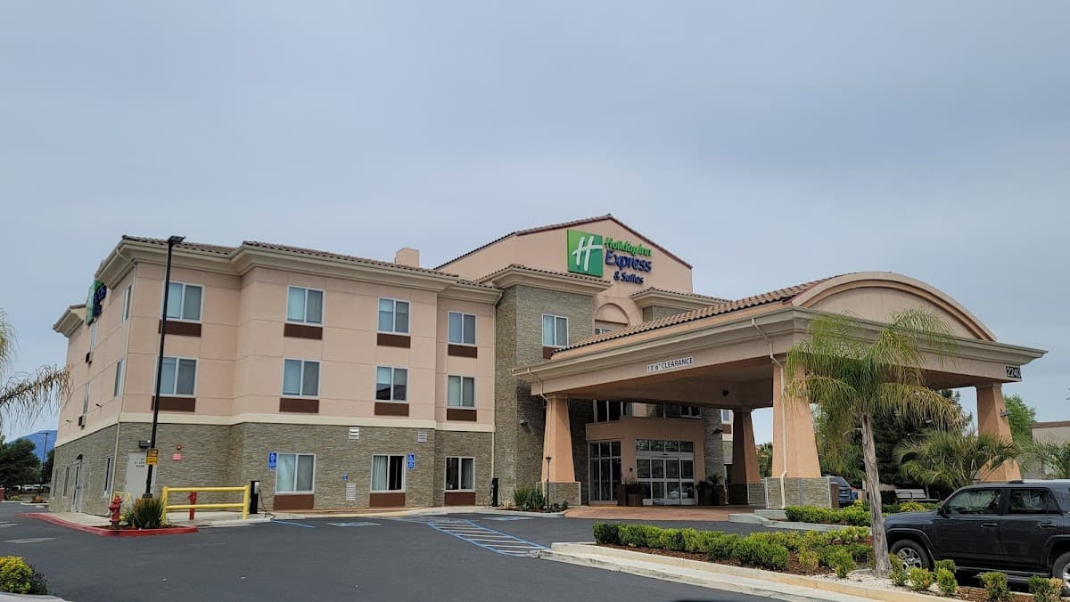 Holiday Inn Express & Suites Redding, an IHG Hotel