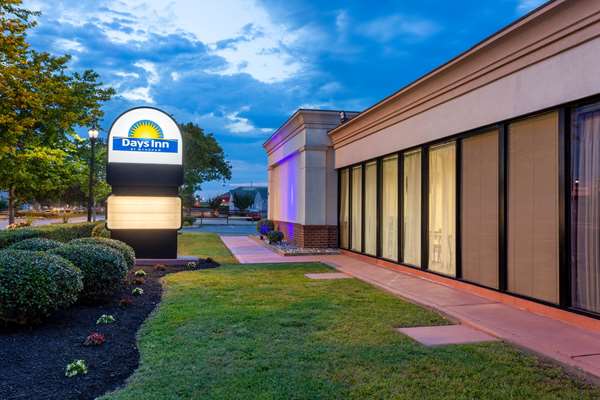 Days Inn by Wyndham Hampton Near Coliseum Convention Center
