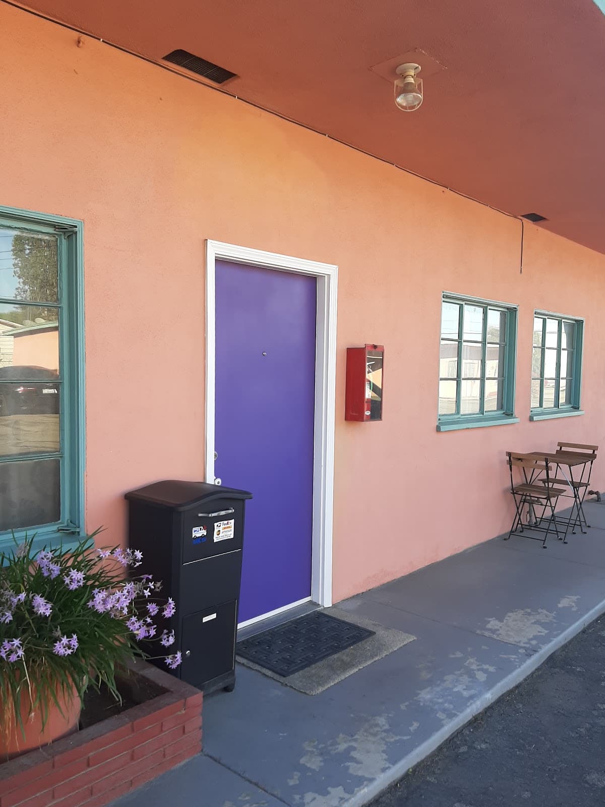 The New Star Motel with Studio-Kitchens: 1950s Extended-Stay Lodging and Retreat Center