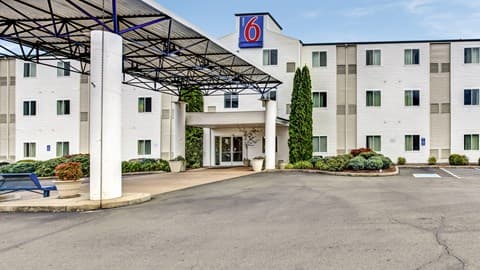 Motel 6 Roseburg, OR - I-5