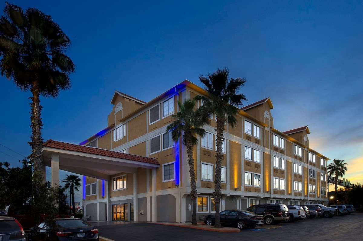 Holiday Inn Express & Suites San Antonio-Dtwn Market Area by IHG