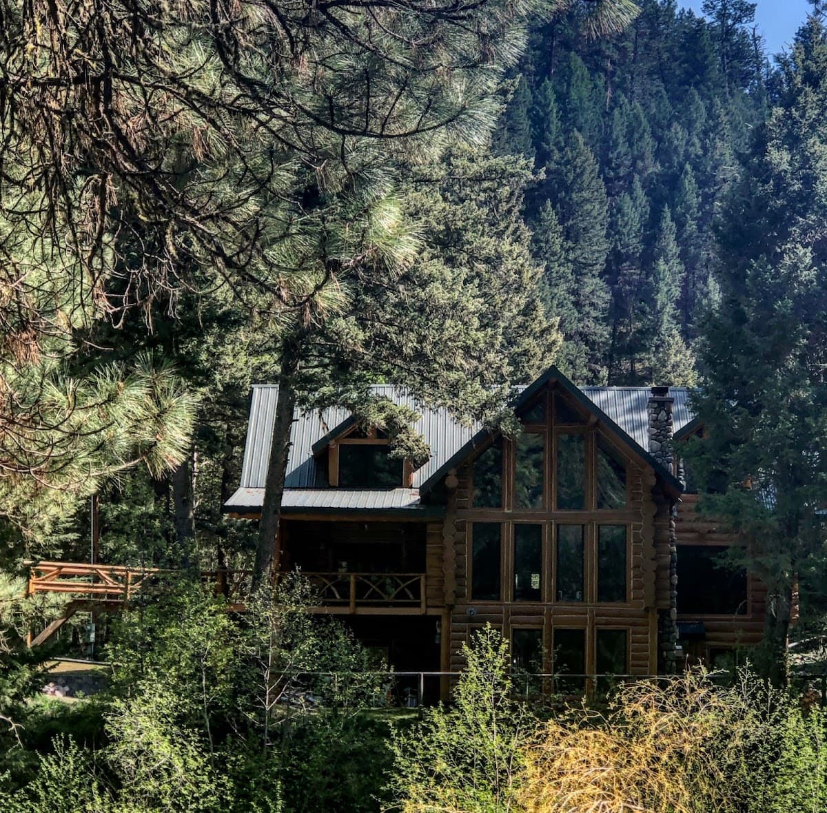Blue Damsel Lodge
