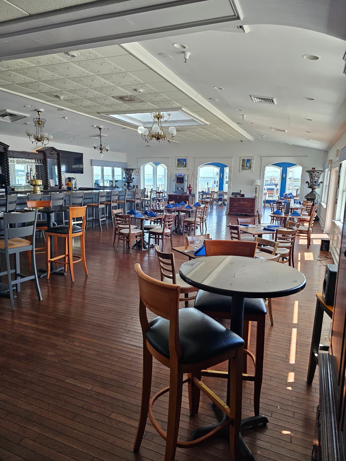 Tavern on the Bay Hotel, Marina & Restaurant
