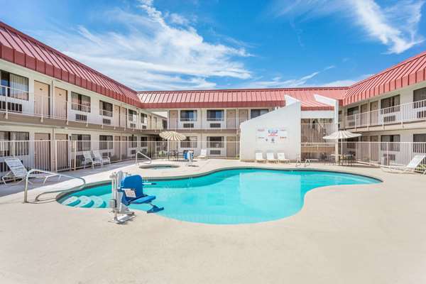 Super 8 by Wyndham Phoenix Metro North