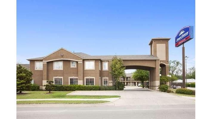 Howard Johnson by Wyndham Grand Prairie Near Lone Star Park