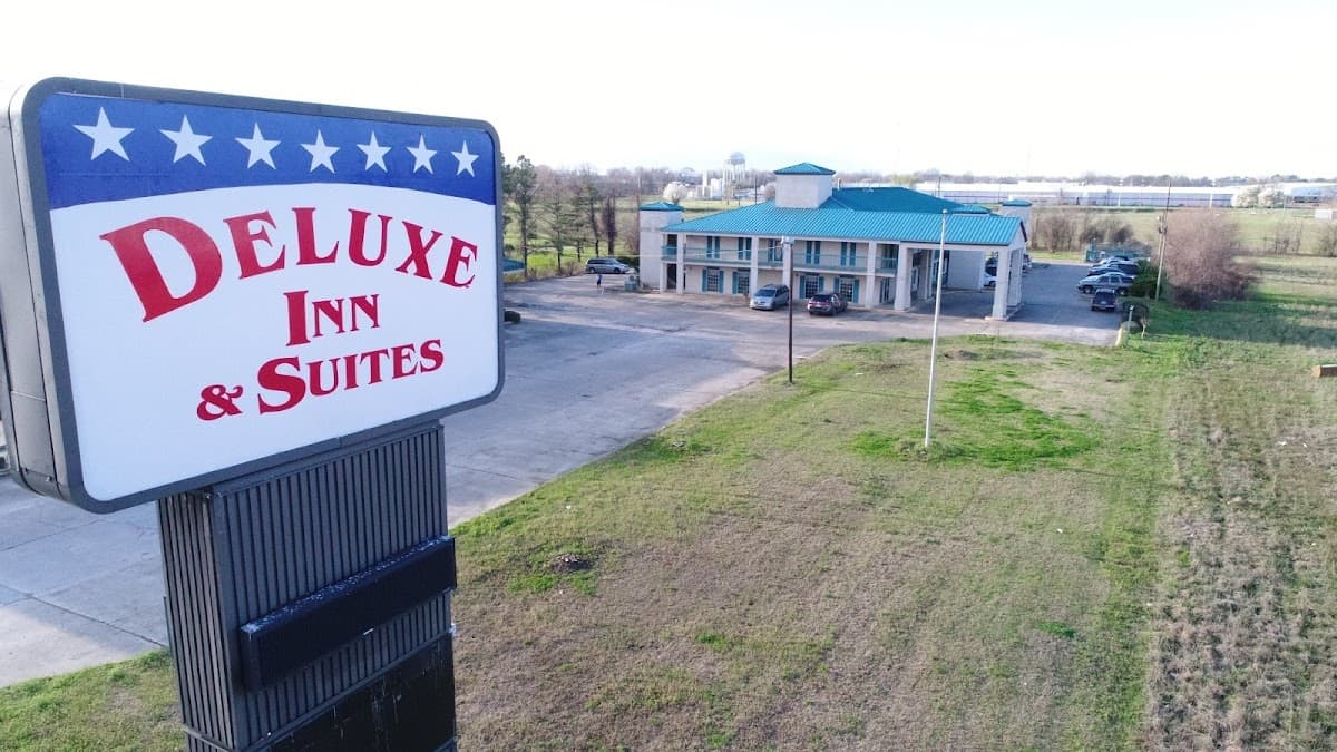 DELUXEINN & SUITES