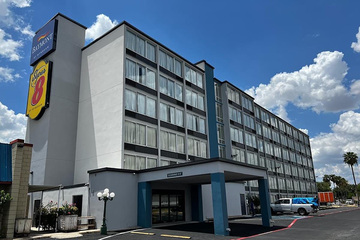 Baymont by Wyndham Laredo