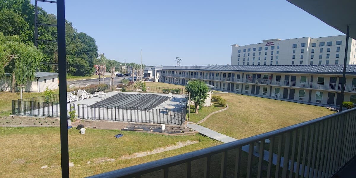 Days Inn & Suites by Wyndham Charleston Airport West