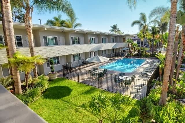 La Avenida Inn