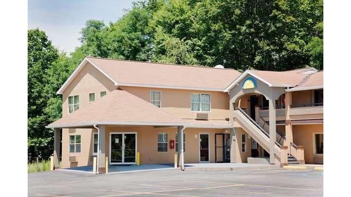 Days Inn by Wyndham Fairmont