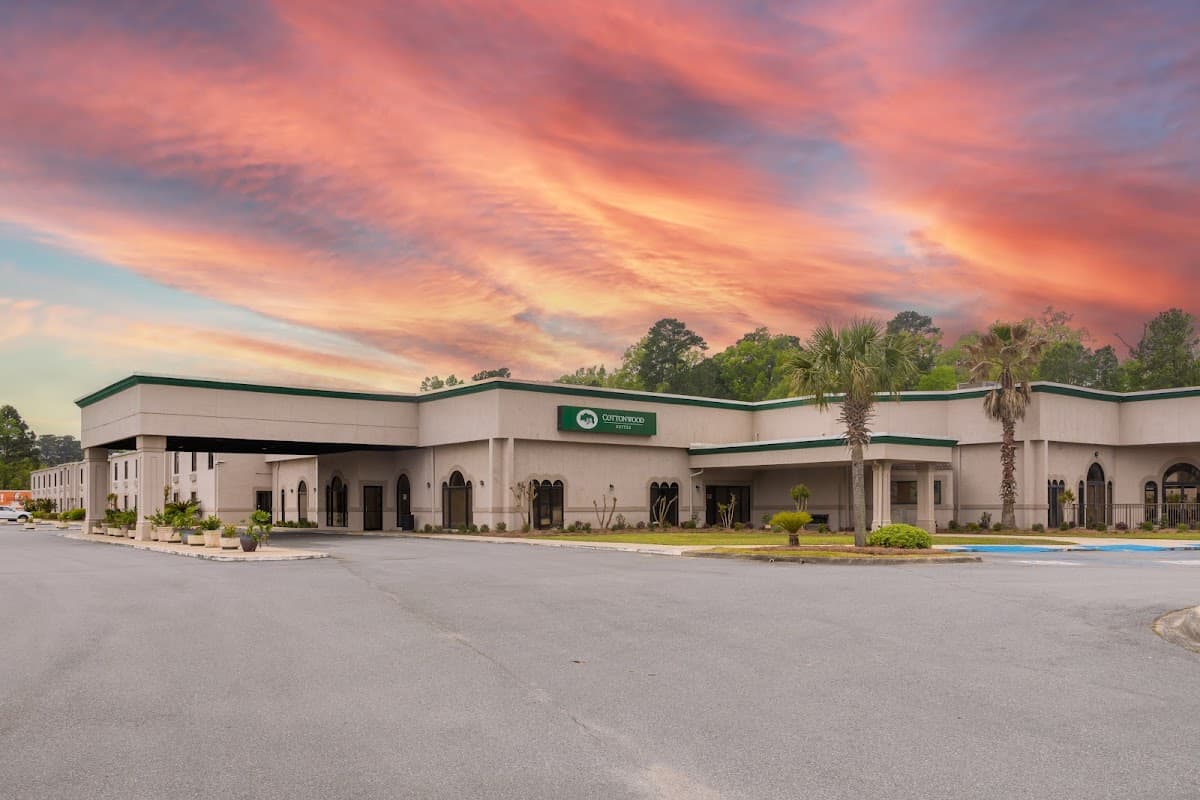 Cottonwood Suites Savannah Hotel & Conference Center