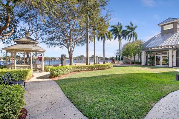 La Quinta Inn & Suites by Wyndham Ft. Lauderdale Airport