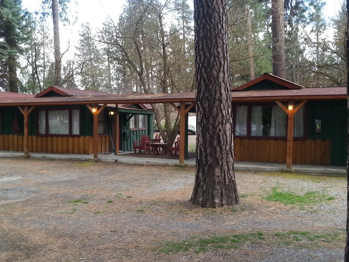 Cedar Village Motel