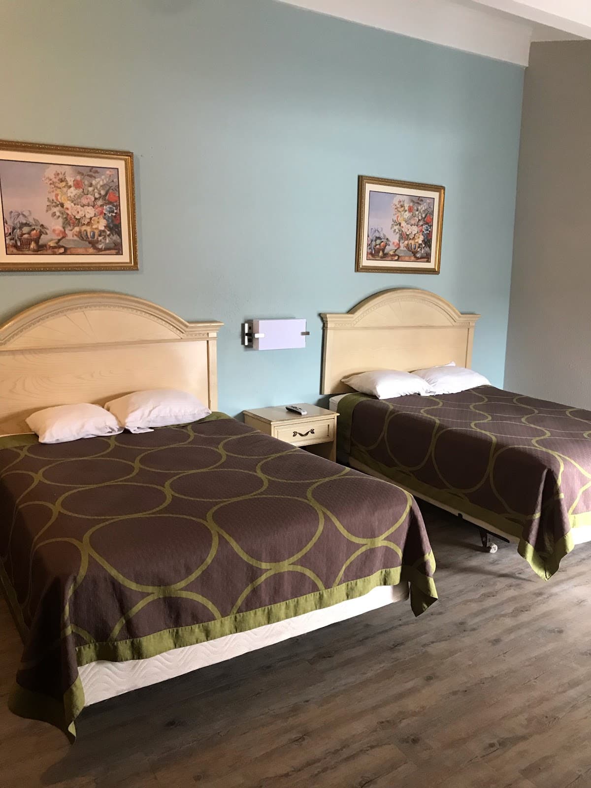 Scottish Inn & Suites