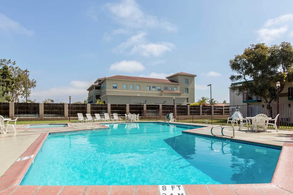 Econo Lodge Inn & Suites