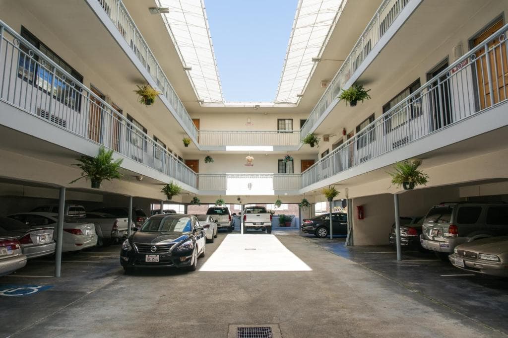 Nob Hill Motor Inn